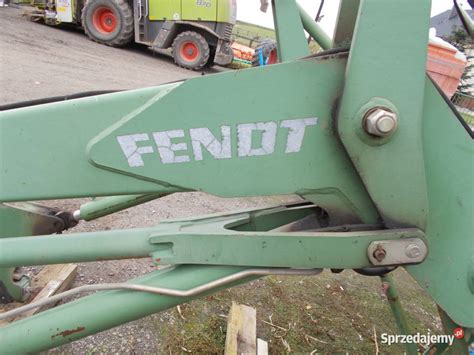 Ładowacz czołowy Fendt w akcji na polu