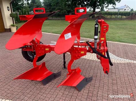 Pług obrotowy 2-skibowy w akcji, z widocznymi głównymi częściami roboczymi