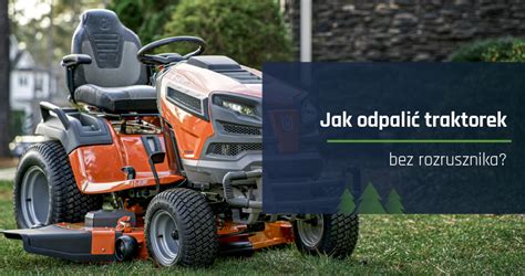 Zdjęcie prezentujące traktorek kosiarkę w pracy podczas pielęgnacji ogrodu