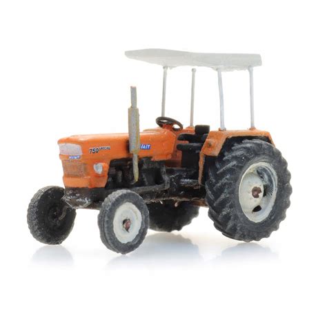 Zdjęcie starszego modelu ciągnika rolniczego 4x4, np. Fiat lub Zetor