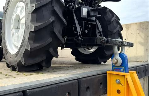 zdjęcie złączki kontrolnej M18x1,5 lub M16 w ciągniku rolniczym