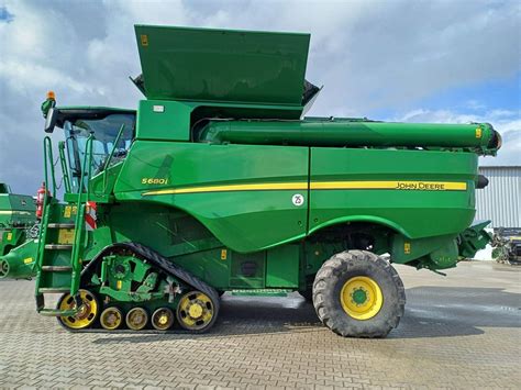 Zdjęcie przedstawiające nowoczesny kombajn zbożowy John Deere podczas pracy na polu
