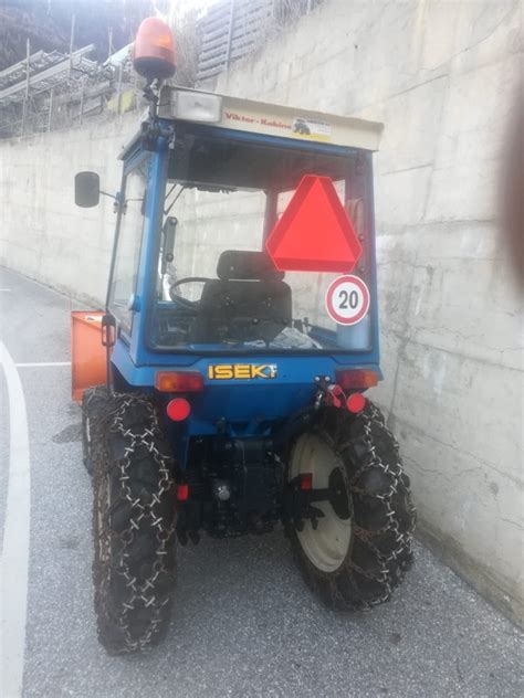 zdjęcie traktora Iseki TU 320 F w akcji