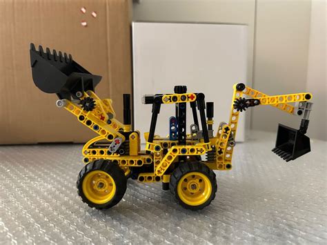 Zestaw LEGO Technic 42004 przedstawiający dwie możliwe konstrukcje: koparko-ładowarkę i ładowarkę teleskopową