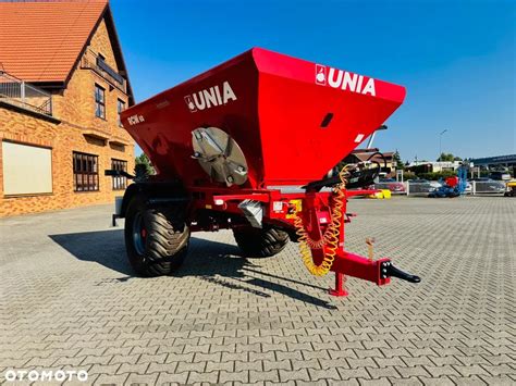 Rozsiewacz przyczepiany UNIA RCW o pojemności 4500 litrów wyposażony w układ rozsiewu granicznego