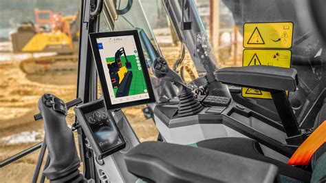 Widok wnętrza kabiny operatora wozidła Volvo z panelem Volvo Co-Pilot