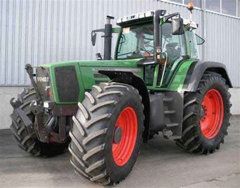 Tematyczne zdjęcie ciągnika Fendt Favorit 926 Vario z lat 90. na polu