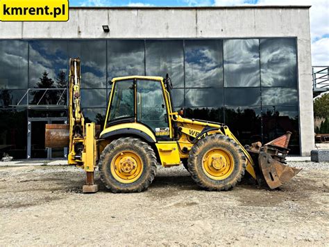 zdjęcie kabiny operatora Komatsu WB 97 z widocznymi szybami i oznaczeniami modelu