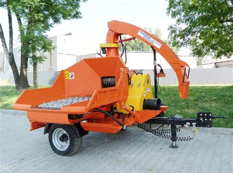 zdjęcie ciągnika z podłączonym rębakiem bębnowym Skorpion 350 RB w akcji