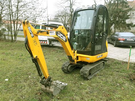 Minikoparka JCB 8016 podczas pracy