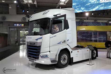 Zdjęcie przedstawiające ewolucję modeli ciężarówek DAF XF na przestrzeni lat (od 95XF do XF106)