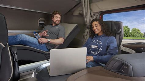 Zdjęcie wnętrza kabiny ciężarówki DAF XF z ergonomicznymi fotelami i panelem sterowania