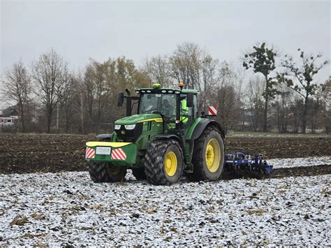zdjęcie ciągnika John Deere 8370R pracującego z kultywatorem