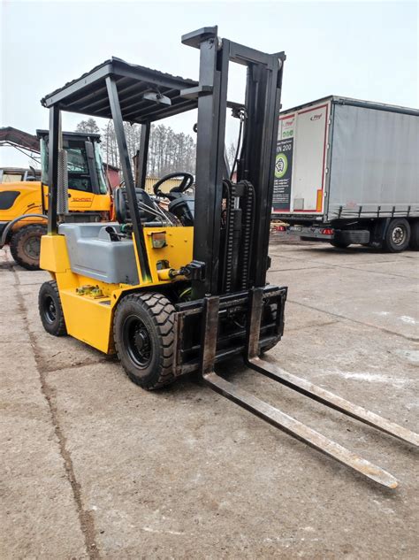 Wózek widłowy GPW z zaznaczonymi kluczowymi częściami mechanicznymi i hydraulicznymi