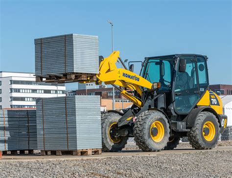 Zdjęcie ładowarki kołowej Komatsu WA70 podczas pracy
