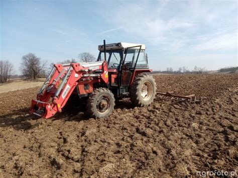 Zdjęcie przedstawiające ciągnik Zetor 7245 w warunkach polowych