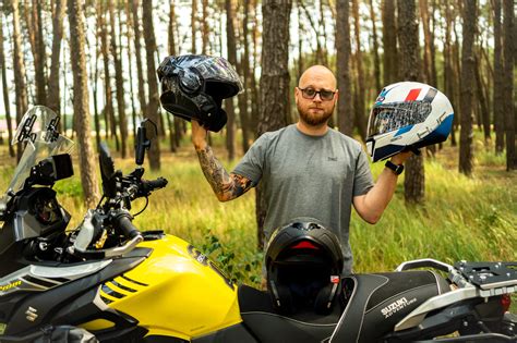 Infografika przedstawiająca różne typy kasków motocyklowych i ich budowę