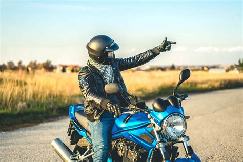 Zdjęcie przedstawiające motocyklistę w pełnym skórzanym kombinezonie