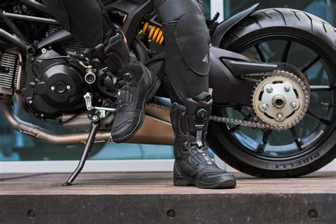 Zdjęcie zbliżenia na buty motocyklowe z ochraniaczami