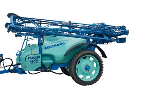Zdjęcie opryskiwacza ciąganego Berthoud Tracker w akcji