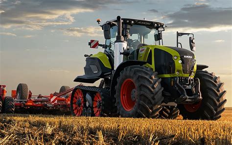 nowoczesny ciągnik Claas Xerion TT serii 12 na targach Agritechnica
