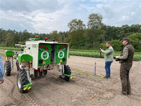 Robot polowy na polu uprawnym, widok z góry