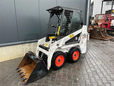 kompaktowa miniładowarka Bobcat S70 z glebogryzarką