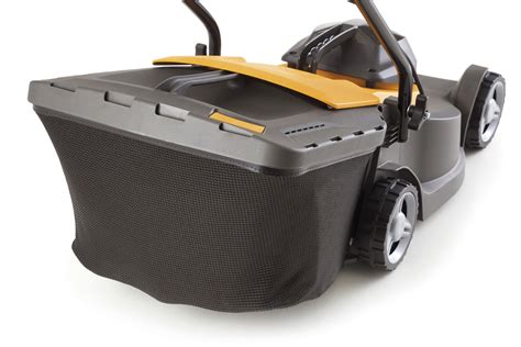 Infographics showing key features of Stiga Collector 40 E: 1400W motor, 40L basket, 25-65mm cutting height, 40cm cutting width
