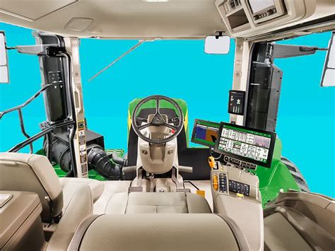 Widok wnętrza kabiny ciągnika Zetor Serii 6 z widocznym monitorem dotykowym i ergonomicznym podłokietnikiem