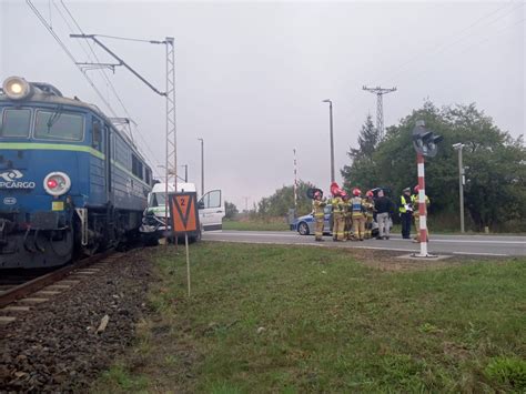 Zderzenie ciągnika z pociągiem na przejeździe kolejowym