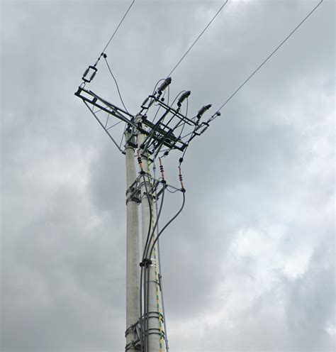 Uszkodzona linia energetyczna po incydencie z ciężarówką