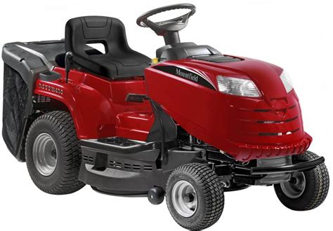 Traktor ogrodowy Mountfield w akcji, koszący duży trawnik