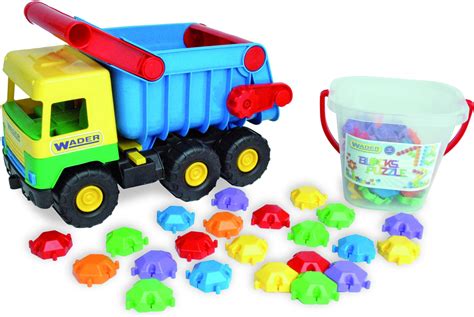 zdjęcie dziecka bawiącego się wywrotką Wader Middle Truck, z widocznym otwieranym kiprem i zaczepami
