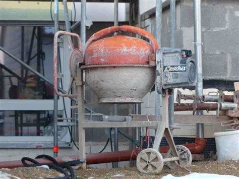Betoniarka w trakcie pracy, wizualizująca proces mieszania materiałów budowlanych