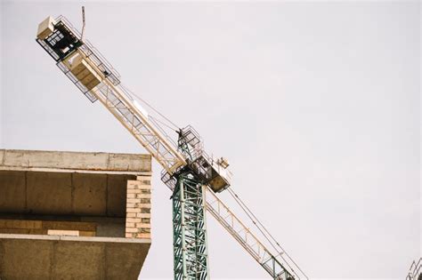 Tematyczne zdjęcie żurawia samonośnego w pozycji roboczej na placu budowy