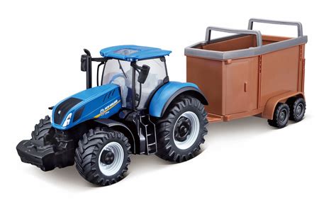 dziecko bawi się traktorem Falk New Holland z przyczepą i ładowarką