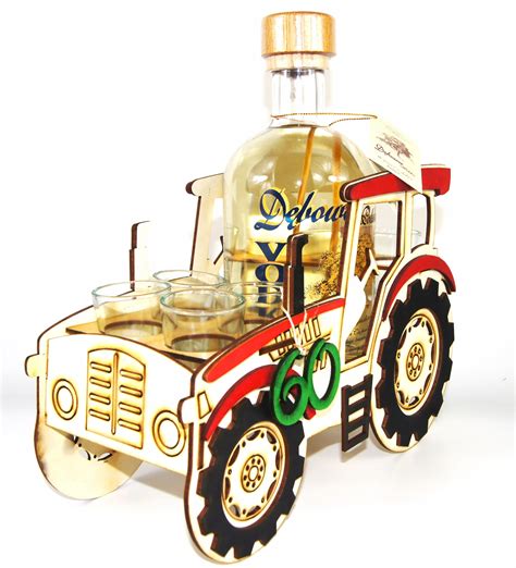 Drewniany traktor z karafką i kieliszkami