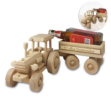 Drewniany traktor z przyczepą na butelki alkoholu