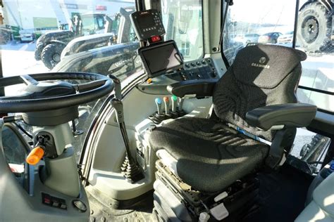 Wnętrze kabiny ciągnika Valtra z podłokietnikiem SmartTouch