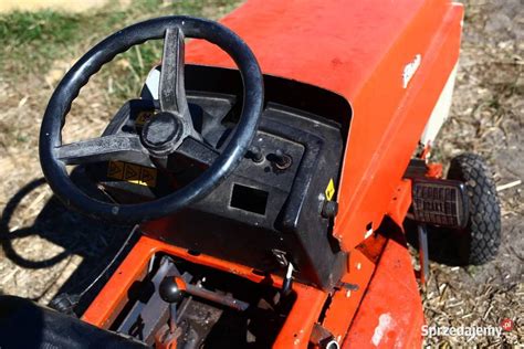 Traktorek ogrodowy z silnikiem Briggs & Stratton w akcji