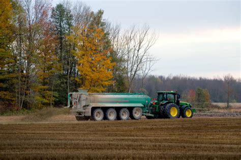 Thematic photo of a Brochard manure spreader at work in a field