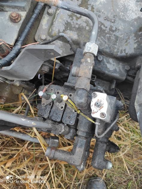 rozebrany rozdzielacz hydrauliczny ciągnika Renault