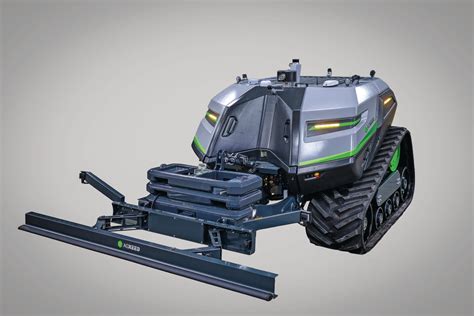 Zdjęcie autonomicznego ciągnika AgXeed Agbot 5.115 T2 z podłączonym osprzętem