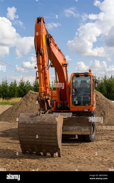 Thematic photo of a Fiat-Kobelco E145W wheeled excavator working on a construction site