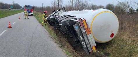 Wywrócona betoniarka z ładunkiem betonu leżąca w rowie przy drodze wojewódzkiej 434