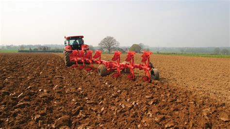 Thematic photo of a KUHN MASTER plow in a field during operation