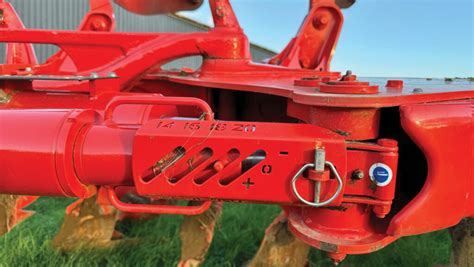 Close-up photo of KUHN TRIPLEX plowshare, highlighting its multi-layer construction