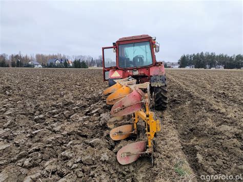 Tematyczne zdjęcie pługa obrotowego Huard pracującego na polu