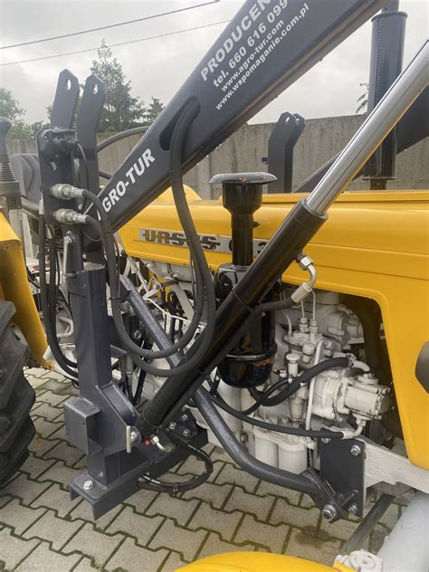 Zdjęcie ładowacza czołowego AGRO-TUR T-25 z różnymi akcesoriami