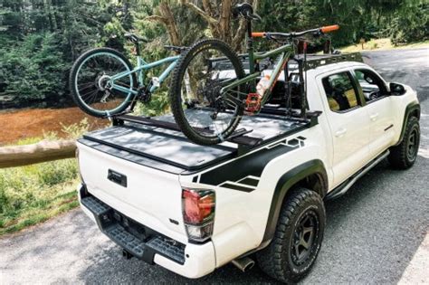zdjęcie Isuzu D-Max z wywrotką, widok na skrzynię ładunkową
